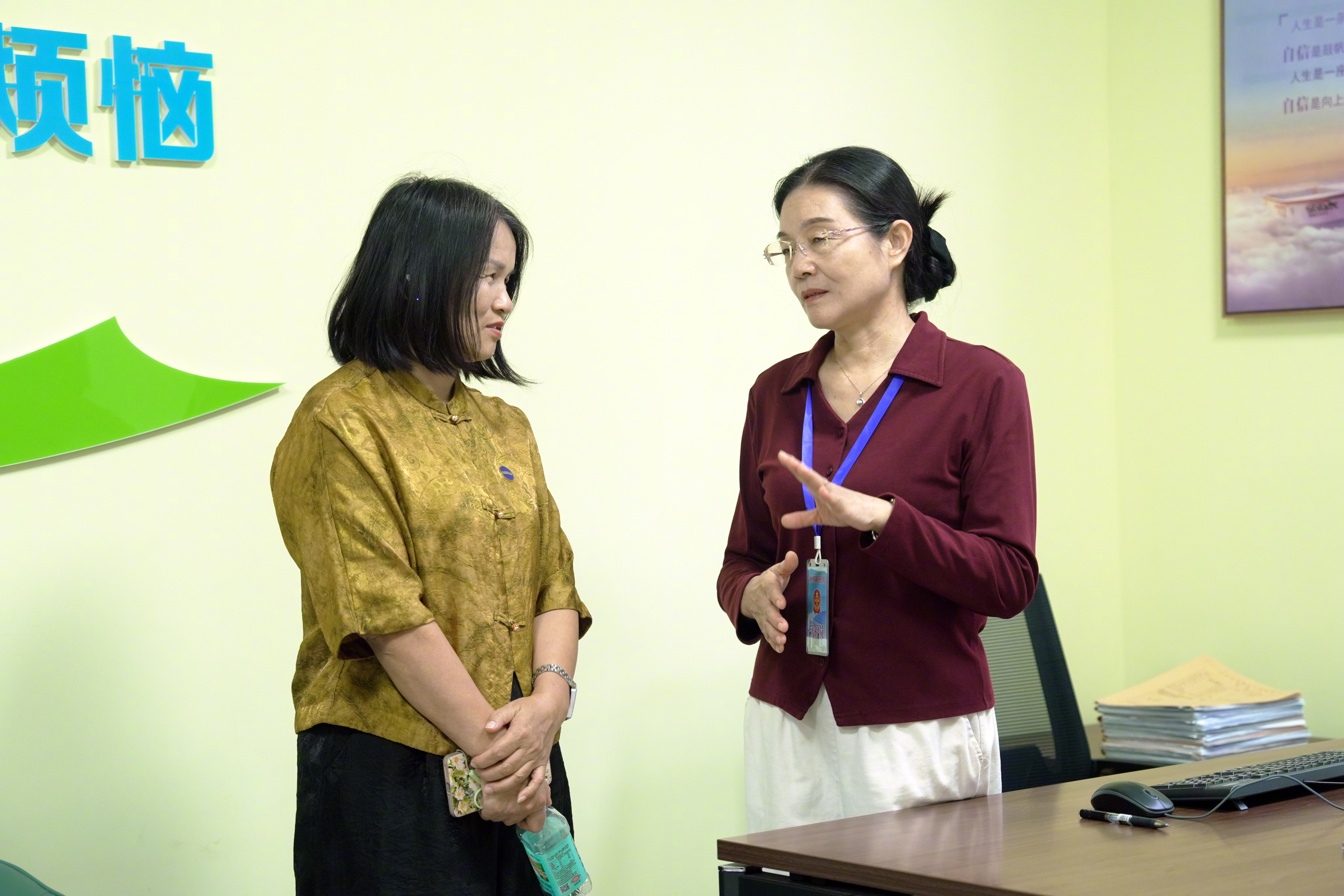 #代表委员看法院#【方寸法庭间 银发力量护“蕾”花开】千年乌衣古镇，文脉绵长，生机盎然。作为全国首批“枫桥式人民法庭”，安徽省滁州市南谯区人民法院乌衣人民法庭立足独特区位优势，深耕基层解纷、护航营商创新等业务，以方寸小庭的坚守与奋进，绘就新时代基层司法治理崭新“枫”景。

9月1日，来 ​