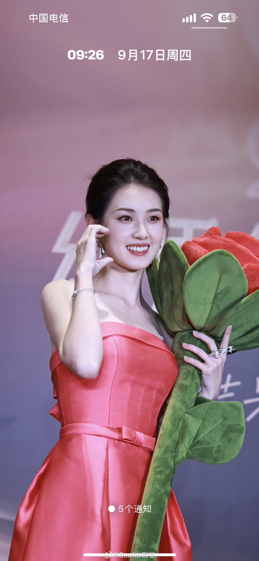 ios27，极简锁屏状态，对追求极简的人来说，简直就是福音[爱慕] ​