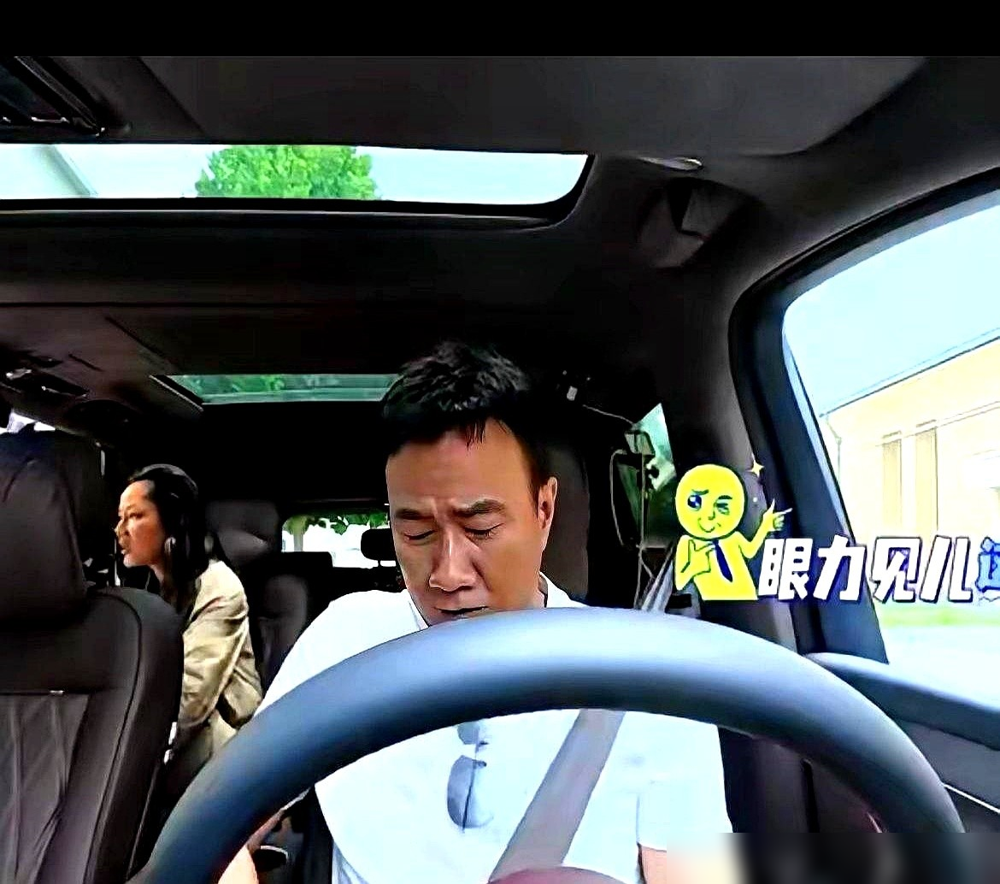 胡军跟瞿颖同车，对方要换丝袜，他一句话没说，拉门就下车了。
不是装，是条件反射。
后来有人扒，他在片场接水先给女演员，玩游戏也从不借机上手。动作戏拍完，第一件事是确认对方有没有磕着。
有人把这叫绅士风度。其实说白了，就是心里真把别人当人。
这年头，镜头前演体贴的多了去了，一下戏就原形毕露。