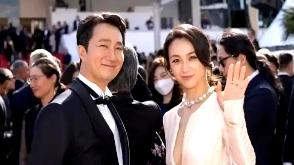 2014年，汤唯嫁给韩国导演金泰勇，婆婆当场给下马威：“韩国女人地位低，想进门就得改国籍、冠夫姓。”金泰勇不仅不帮腔，还劝她入乡随俗。
 

面对这种传统压榨，汤唯直接冷脸拒绝，经纪公司同步回硬气话：她永远是中国籍。
 

婚后她没在异国伏低做小，更没有为了一纸婚姻丢了根基。适应不了当地繁琐规矩，她