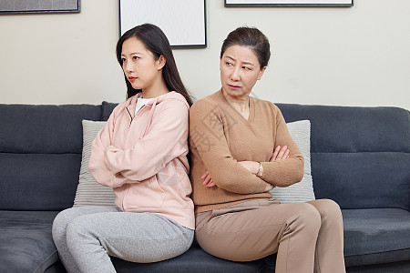 怎么搞好婆媳关系？记住这6个字就够了

婆媳关系，几乎是每个家庭都绕不开的话题。有人为此焦头烂额，有人却能处成“忘年闺蜜”。区别在哪？其实，搞好婆媳关系没那么玄乎，归根结底就6个字：少期待、多尊重。

一、先摆正位置：婆婆不是妈，儿媳不是女儿

很多矛盾的起点，就是“把对方当成了自己人”。

婆婆觉