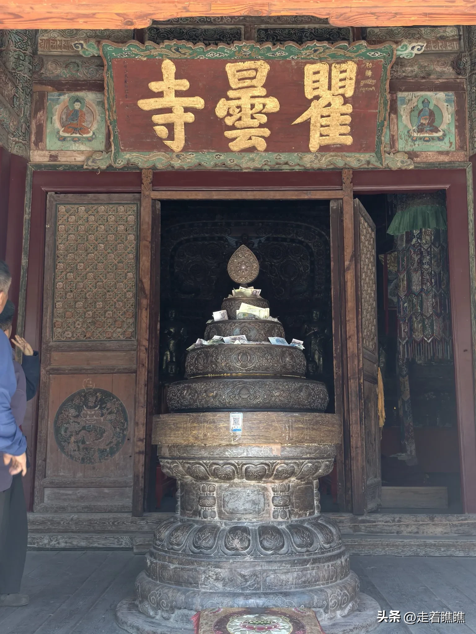 瞿昙寺
瞿昙寺位于农牧过渡地带河湟地区，青海海东市乐都区。寺庙创建于明初，为笼络当地各族民众，洪武帝敕令寺庙建筑采用高规格的明代宫廷样式营造。其中隆国殿使用了最高规格的重檐庑殿顶，完全依照明皇宫太和殿构筑（此处注意，现北京故宫太和殿火焚后由清康熙年间重建）。
寺庙建筑虽多经修葺，但大木作仍是明初原构
