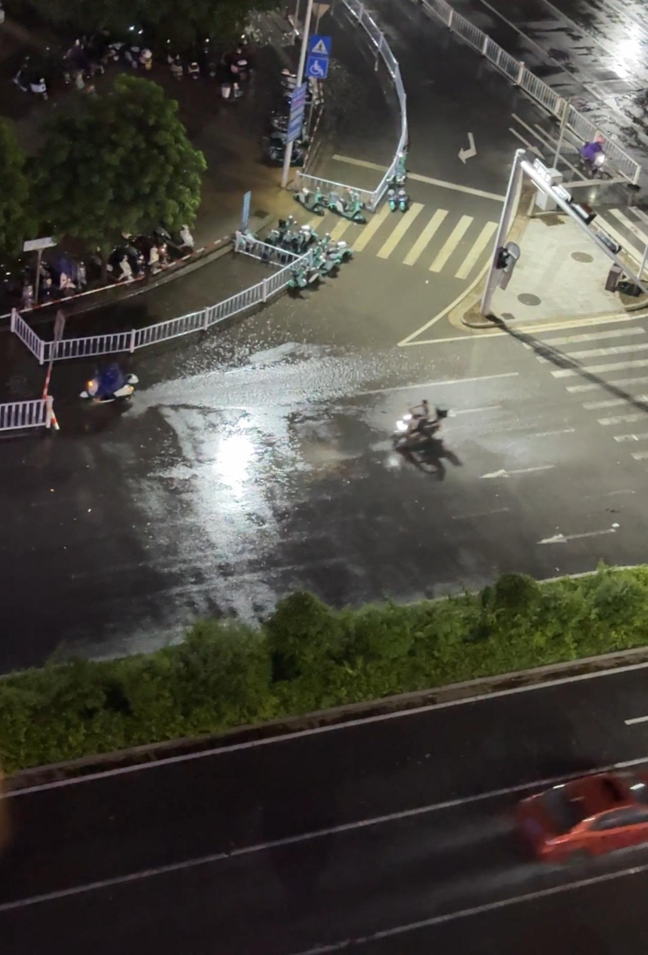 【 极目新闻记者在贵港街头看到，不少市民原本正在路边散步、纳凉、吃夜宵...