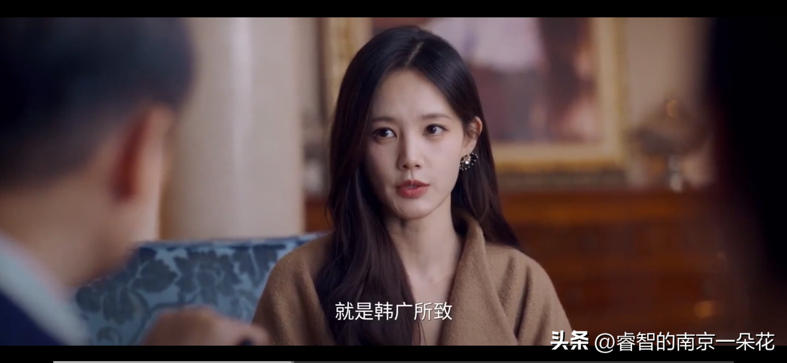 电视剧《美人余》，余梦（李一桐 饰演）说服卢蕙（王佳佳 饰演）帮她扳倒了韩广（何润东 饰演），翁悦揭穿了韩广的真面目，救了姐姐翁欣，韩广终于被焦旭（常华森 饰演）收集证据送进了监狱！

余梦和卢蕙谈好条件，卢蕙打算带着儿子哈里（程泓鑫 饰演）出国，余梦以为接下来就能好好对付狄立人（乔振宇 饰演）了，