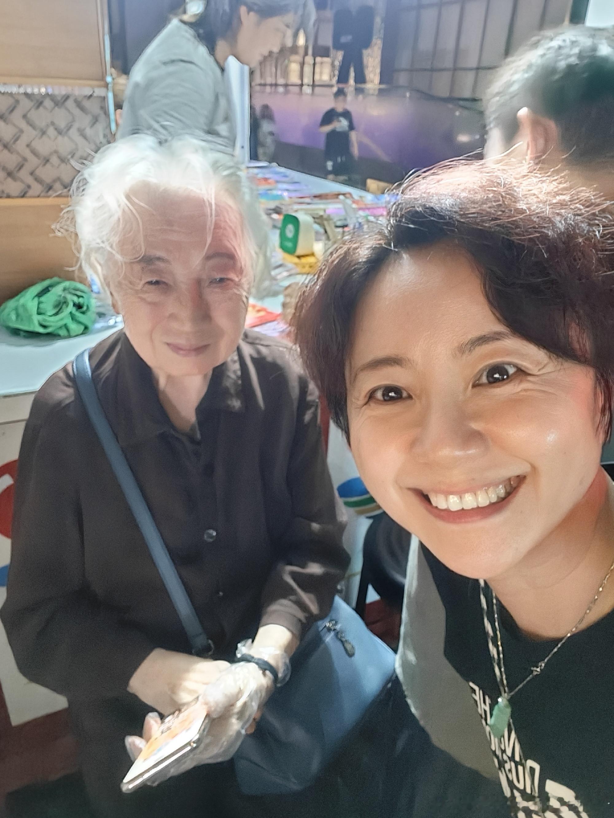 昨晚去广州东站接从北京来的小侄女。路边看见一对白发苍苍的老夫妇，看模样...