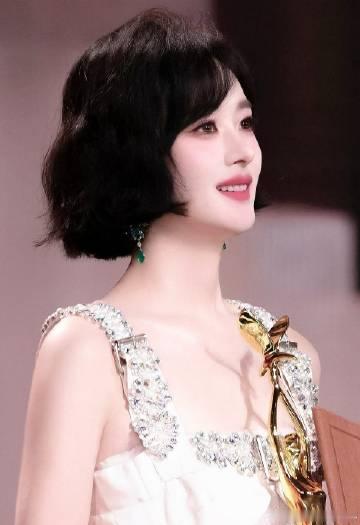 各位飞天视后金鹰全满贯视后，百花女配赵丽颖的粉丝大家醒了吗？今天是疯狂...