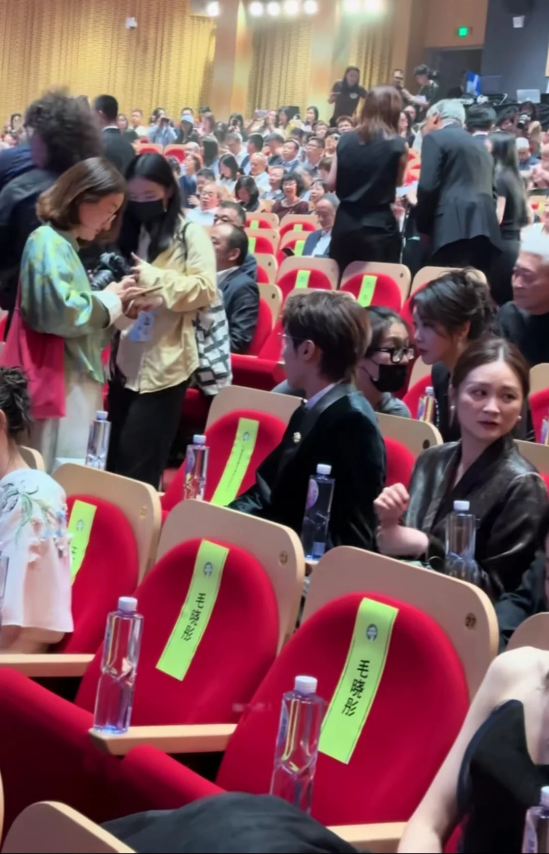 毛晓彤白玉兰奖为啥有两个座位？