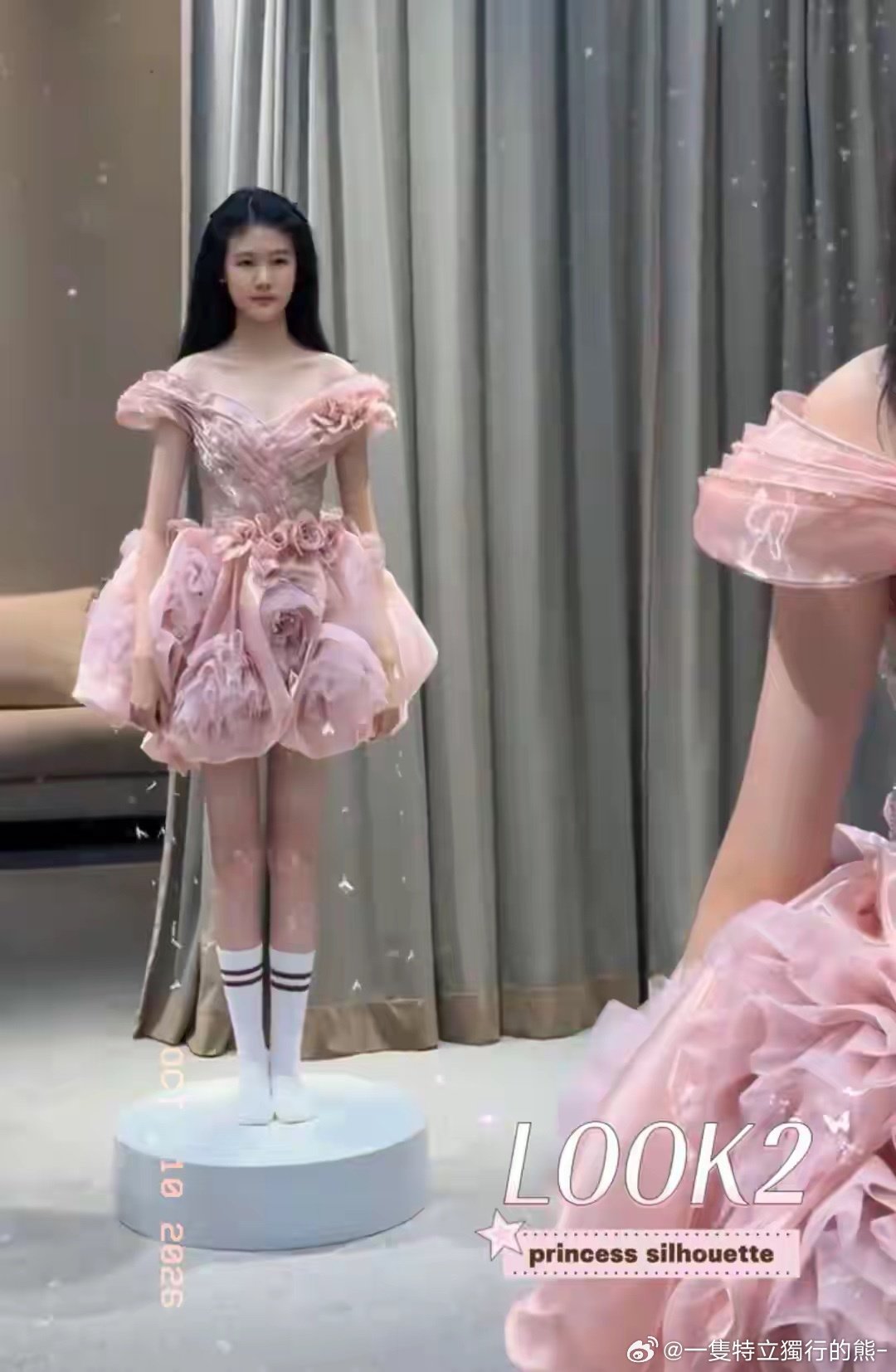 鲍蕾带贝儿挑选成人礼礼服，陆毅远程视频围观，这一家人好温馨✨ ​