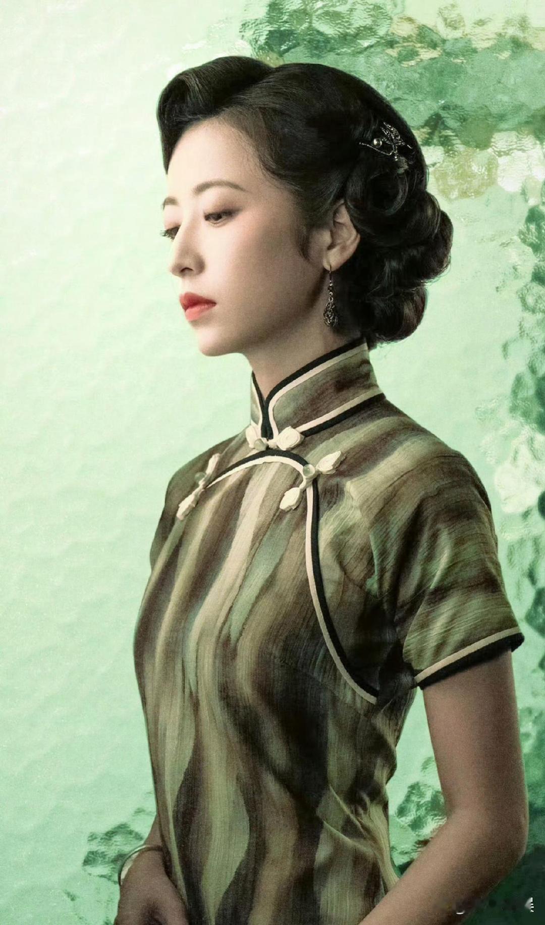 李现周雨彤《重庆号》月底官宣，11月开机，春色组二搭，李现单人单宣单独领衔。
壹心正午极看重这次合作，直奔2028三大奖去的 ​