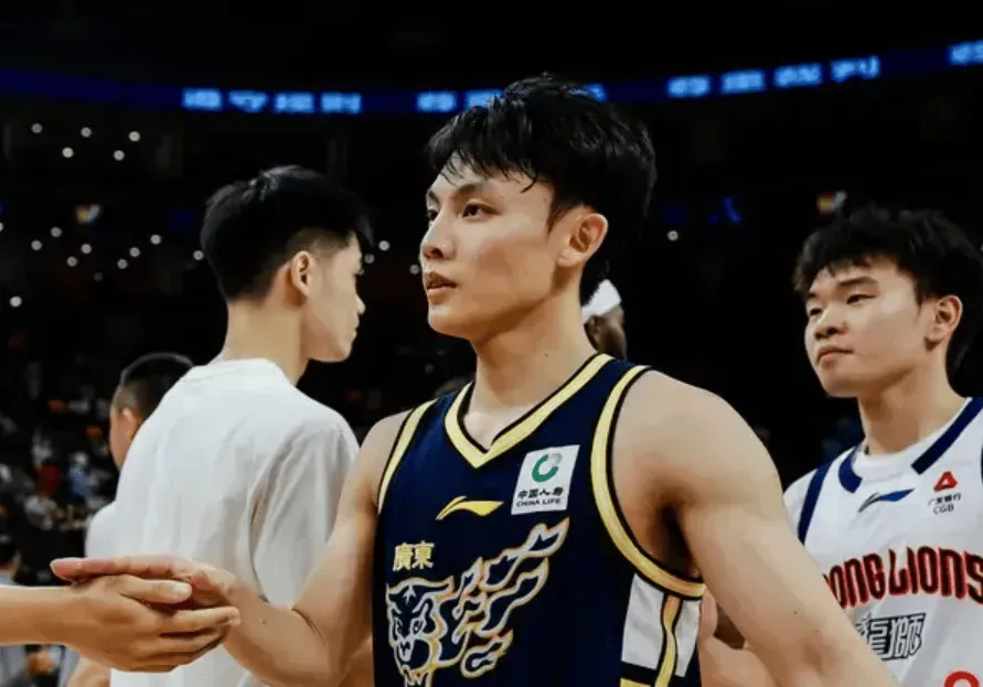 广东输球后唯一好消息—徐杰自信没丢！ 今天广东不敌广州，季后赛首战折戟...