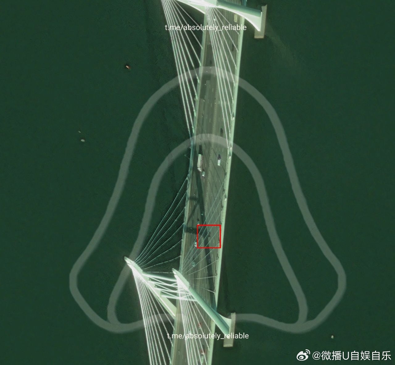根据 ABSReliable 对卫星图像的分析，10 月 18 日乌军的袭击给圣彼得堡造成了破坏。在圣彼得堡石油码头，三个储油罐因火灾受损，其中一个被彻底摧毁。在鲁奇伊（Ruchyi）油库，一个 5000 立方米的储油罐被摧毁，另一个 1000 立方米的储油罐受损。此外，OZON 物流枢纽有超过 1 万平方米的区域被烧毁，两 ​