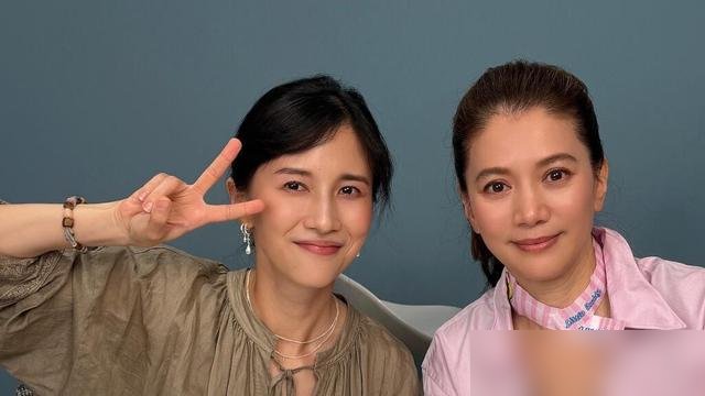 袁咏仪上papi酱节目，穿得跟出门买菜似的，结果网友扒出来，手上那块表加包，50万打不住。她也没藏着掖着，就是那种“我随便穿穿”的松弛。这跟当年那个买包买到张智霖求饶的袁咏仪，简直判若两人。节目里她还爆料，19岁儿子说了句没礼貌的话，她直接冷战处理，张智霖夹中间当和事佬。聊起吴镇宇当年说张智霖娶她是