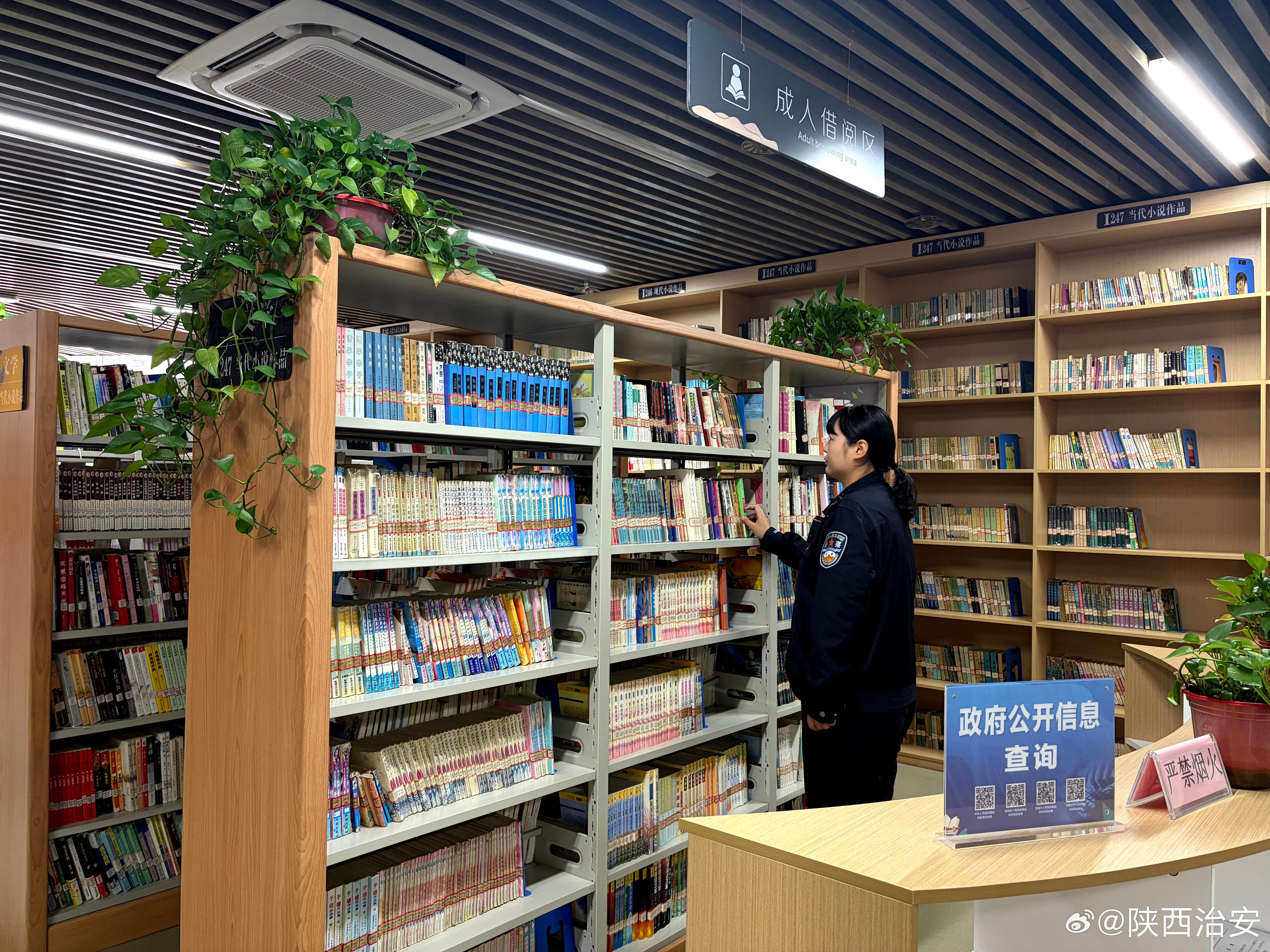 #陕西治安# 【排查用电防火隐患 同步开展反诈宣传】10月29日，安康旬阳市公安局城关派出所组织民警深入辖区行业场所开展安全检查。民警重点排查电气线路私拉乱接、线路老化等用电隐患，检查消防器材、疏散通道，督促落实防火安全措施。同时向经营者和从业人员宣讲电信网络诈骗典型案例，普及反诈知识， ​