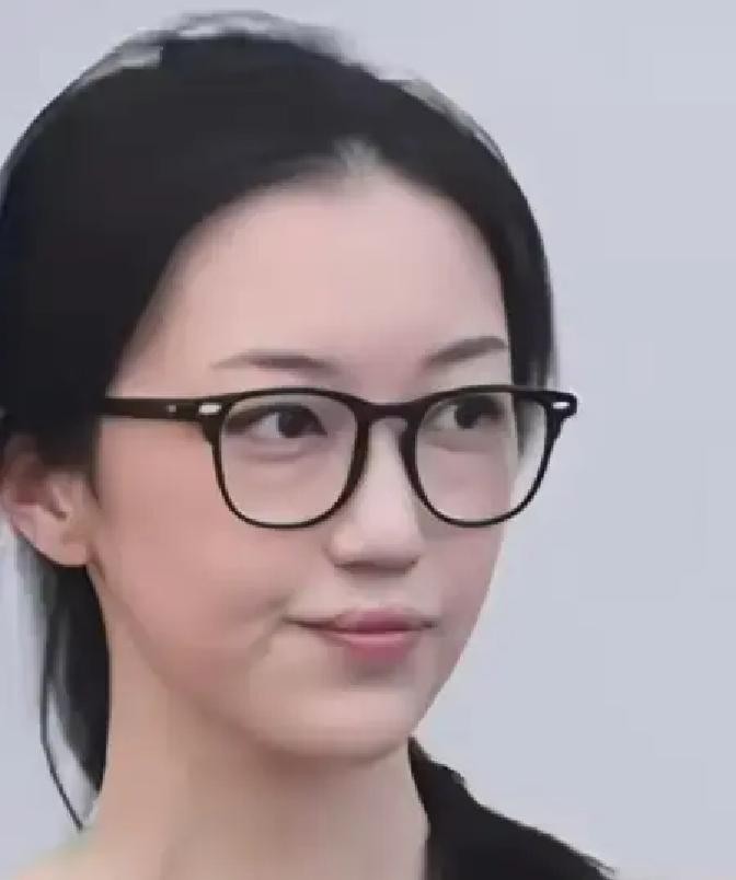王菲在当妈这事上是真的让人服气，两个闺女活脱脱长成了两个极端

大女儿窦靖童看着一身反骨冷酷到底，私底下脾气却极其柔软细腻

小女儿李嫣偏偏反着来，外表看着娇滴滴像个需要保护的小女孩，骨子里却透着一股“大女人”的强悍

随便看一眼她在街头被抓拍的状态就明白了

那清瘦单薄的身板可以说是一比一复刻了她