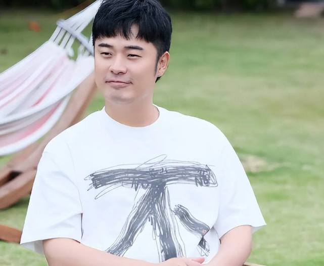 陈赫把病情说出来了，本来以为陈赫是圈里最抗造的那一拨人，综艺里永远有使不完的劲，没想到他最近在直播里，平平淡淡就把自己的身体情况说了出来。
他说自己查出了腰椎滑脱，而且这毛病已经跟着他很多年，不是最近才冒出来的新问题，只是以前症状不算明显，他一直硬撑着，也从没对外透露过，没有多余的铺垫，也没有刻意要