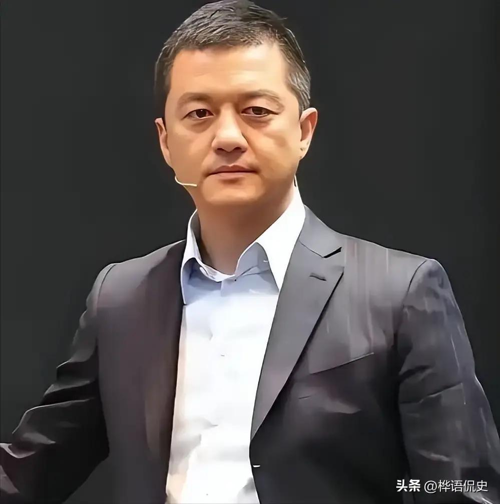 主持人问李亚鹏:“你为什么不做演员了？做演员比做直播要赚钱！”李亚鹏说:“我要是真想去挣钱，还是有别的事可以做，但我对个人的艺术表达已经没有什么兴趣了。

他放下茶杯，看着镜头外的某个地方，好像在看很久以前的自己。那会儿拍《笑傲江湖》，金庸先生来探班，拉着他的手说，你演出了我心中的令狐冲。全剧组的人
