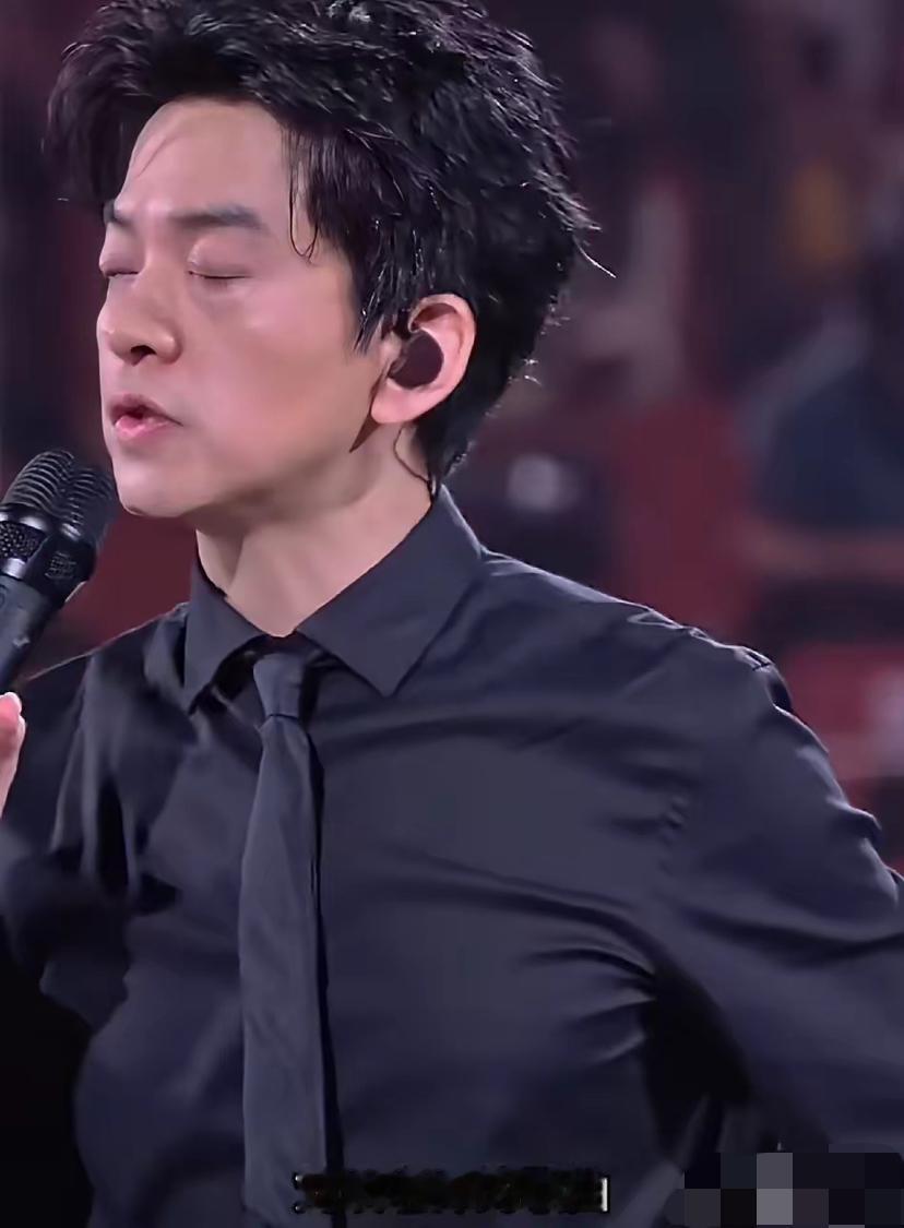 斯人已逝，看得出李健悲痛，
他说：歌手怀念歌手最好的方式，就是翻唱他的歌曲。

音乐人的致敬从来不需要华丽话术，把前辈的作品好好唱出来，让更多人记住这首歌，就是最好的传承，在浮躁的娱乐圈，这种君子之交真的很难得，没有利益捆绑，仅仅是音乐上的互相欣赏，简单却足够打动人心。

李健没有大肆煽情，一身黑衣