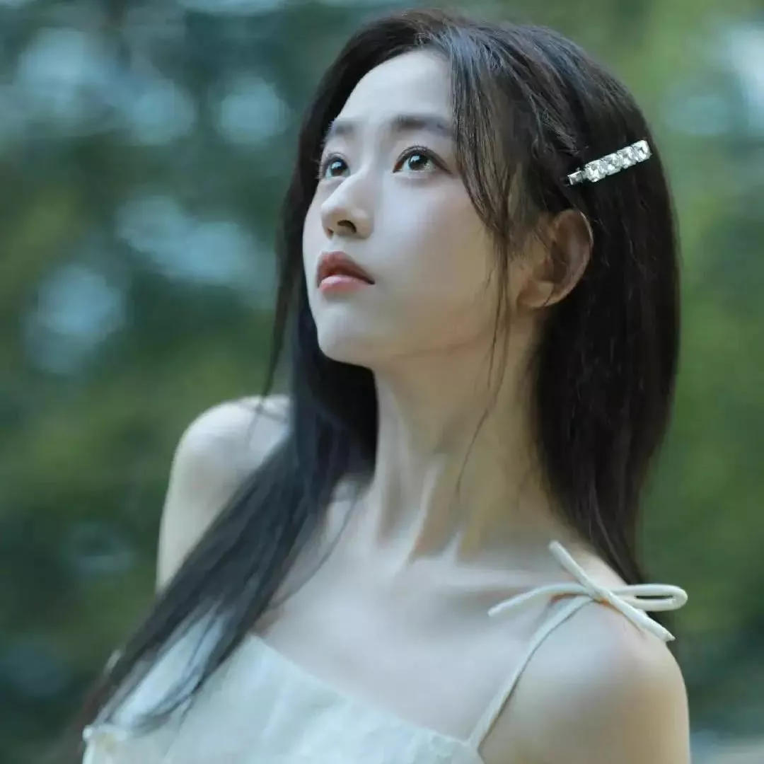 夏日清新少女，自然光下的迷人瞬间