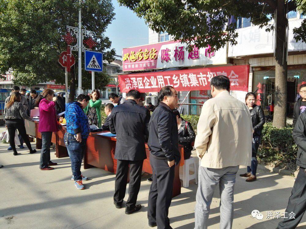 江苏一名小店老板，在自家门店门口的电子屏滚动文字，吐槽被离职员工要求补缴社保，这件事在网上引发大量网友的讨论。
 
这家门店经营效益本来就一般，老板说当初招人的时候，已经和员工谈好，社保不做缴纳，直接折算成现金加到每个月工资里面，员工当时也没有提出反对。可员工办完离职手续之后，转头就提交了维权材料，