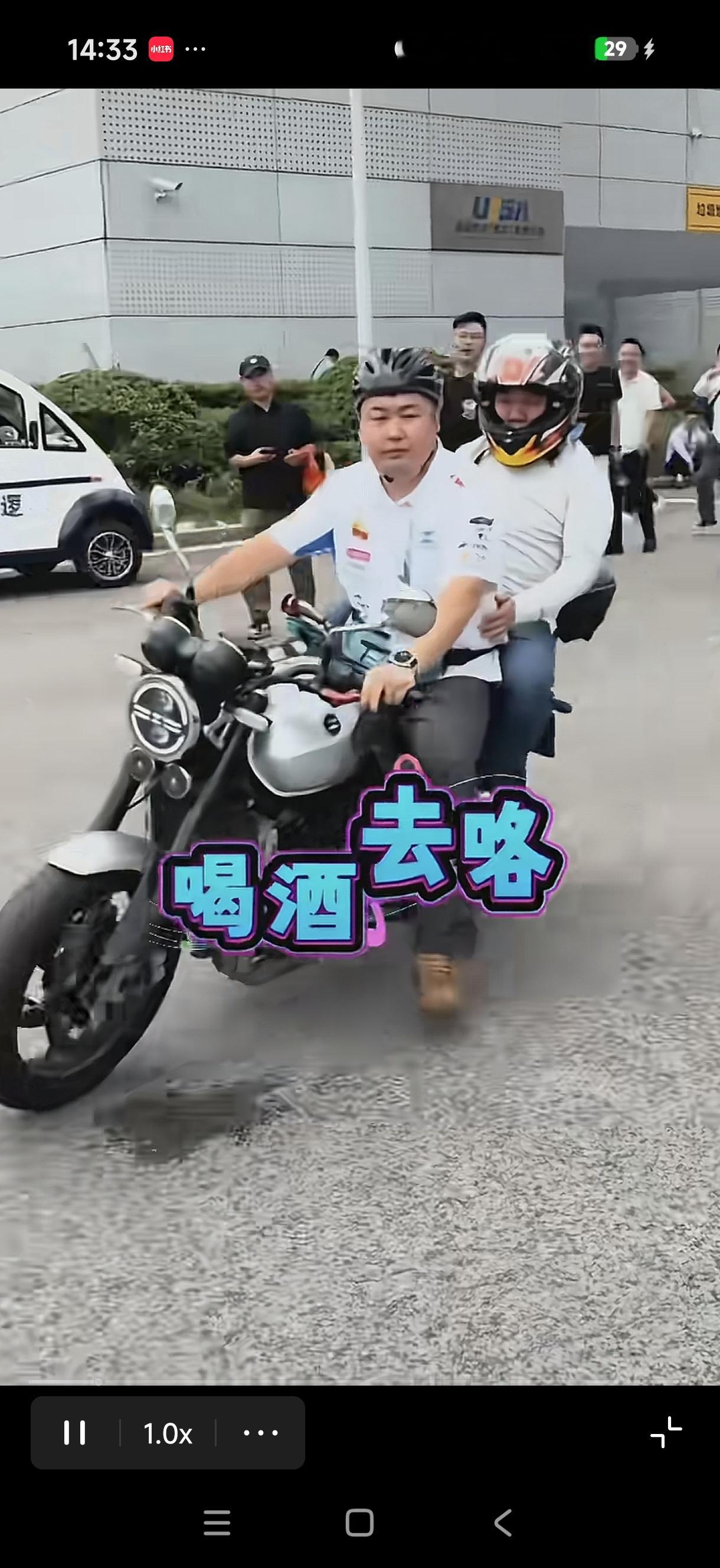 以前我一直很好奇，粉丝为什么执意要喊张雪野生总裁？直到这次看完重庆摩博会全程，我彻底看懂了！市面上所有的豪门老总：

标配永远是西装革履、豪车接送、秘书随行、保镖护驾，端着架子、守着体面，一举一动都讲究精英排场。
 
可张雪，完全是反着来的！活生生把“总裁”两个字，活出了野生、随性、接地气的独一份模