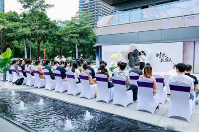 祝贺由粤海置地与艺术家宋珂联合呈现的「时光花叙」艺术季在广州市白云新城...