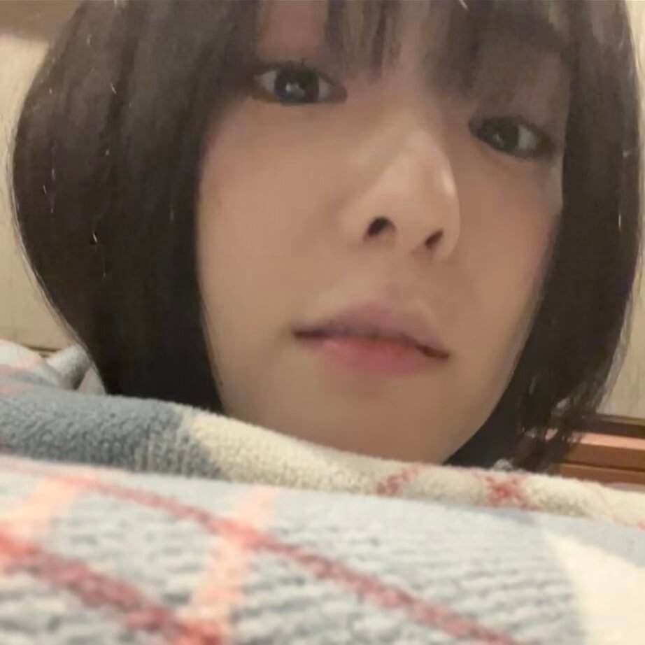 #Irene[超话]#
【457】
人 要降温了注意保暖ԅ( ˘ω˘ԅ)
咪自会把自己裹成巧克力瑞士卷 ​