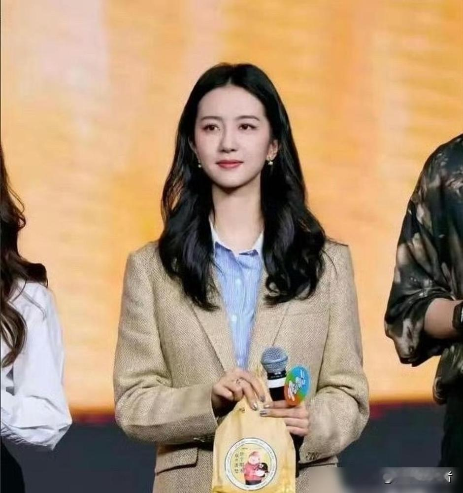 顶着环球小姐亚军的头衔出道，搭档过沈腾和贾玲，这个女人凭什么就是不红？
看脸，她是绝对的浓颜系，天鹅颈，气质温婉，当年选美直接杀进全国第二。
看资源，大银幕首秀是《小时代》，在《择天记》里演高冷女官莫雨，直接火出圈。后来挑大梁演《归去来》，还顺手拿了个年度新人奖。
什么戏都能接，有颜值，有演技