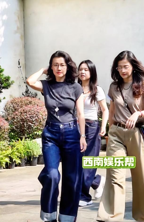 乌镇戏剧节开幕，台下最扎眼的一幕不是谁穿了高定，而是黄磊特意绕过主办方流程，把梅婷、刘琳、郝蕾和吴越全排在了一条长板凳上。
四个人全顶着大素颜，挨挨挤挤凑在一起，聊得热火朝天，旁人连话都插不进去。
内娱这种名利场，女演员同框免不了被拉出来比行头、比番位，但这四位坐一块，反倒松弛得像在自家弄堂口晒
