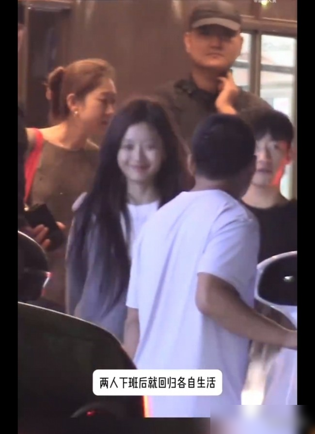 台上搂腰捏脸，台下连车都不坐同一辆。
井柏然孙千剧宣现场，亲密得像真谈了。摸头杀、对视笑，一个不落，甜度爆表。可庆功宴刚散，两人分头就走，连商务车都各叫各的。
更绝的是，品牌方看热度高，捧着钱求合体拍广告，双方团队直接拒了。
这波操作，把工作营业四个字演到极致。台上给你造梦，台下关门谢客。戏是