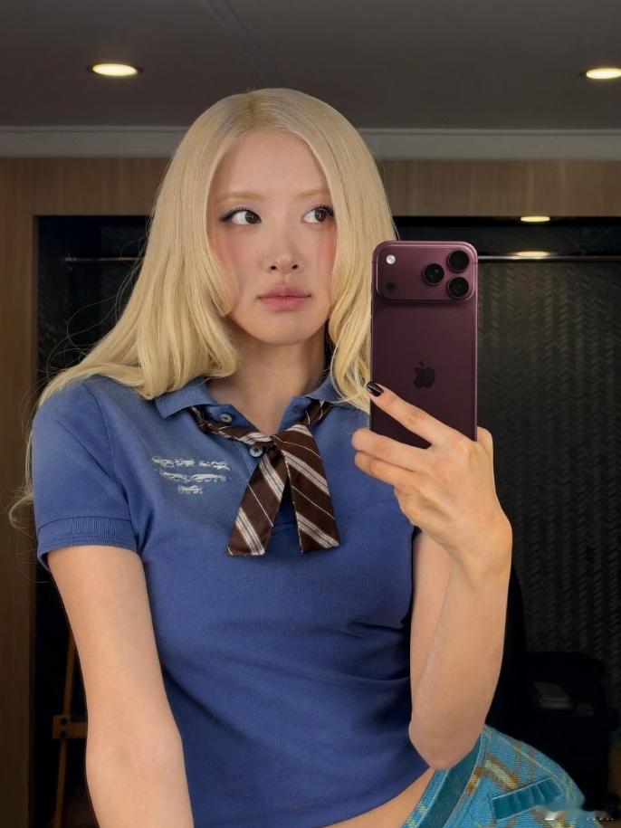 #昕鲜事# 
Rosé已经率先上手iPhone 18 Pro「布根地红」！新机还没正式开卖，时尚圈的第一波示范已经来了。冷调金属质感搭配深邃酒红，低调却很有存在感，也让这款全新配色迅速成为本次Apple秋季发布会的视觉焦点。除了颜色吸睛，iPhone 18 Pro还带来可变光圈等影像升级。Rosé这一晒，直接把新机的时髦 ​