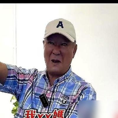 李修贤又在直播间骂周星驰“当我是傻子”，转头就炫耀自己住上亿别墅、抱混血外孙。
74岁的人了，隔三差五把30多年前那点事翻出来炒。这回更狠，直接爆《霹雳先锋》选角内幕：第一人选是梁朝伟，第二人选王书麒嫌片酬低没谈拢，周星驰纯属捡漏。
骂完没几天又发视频道歉，自嘲拿了“被骂冠军”。结果10月又上汪