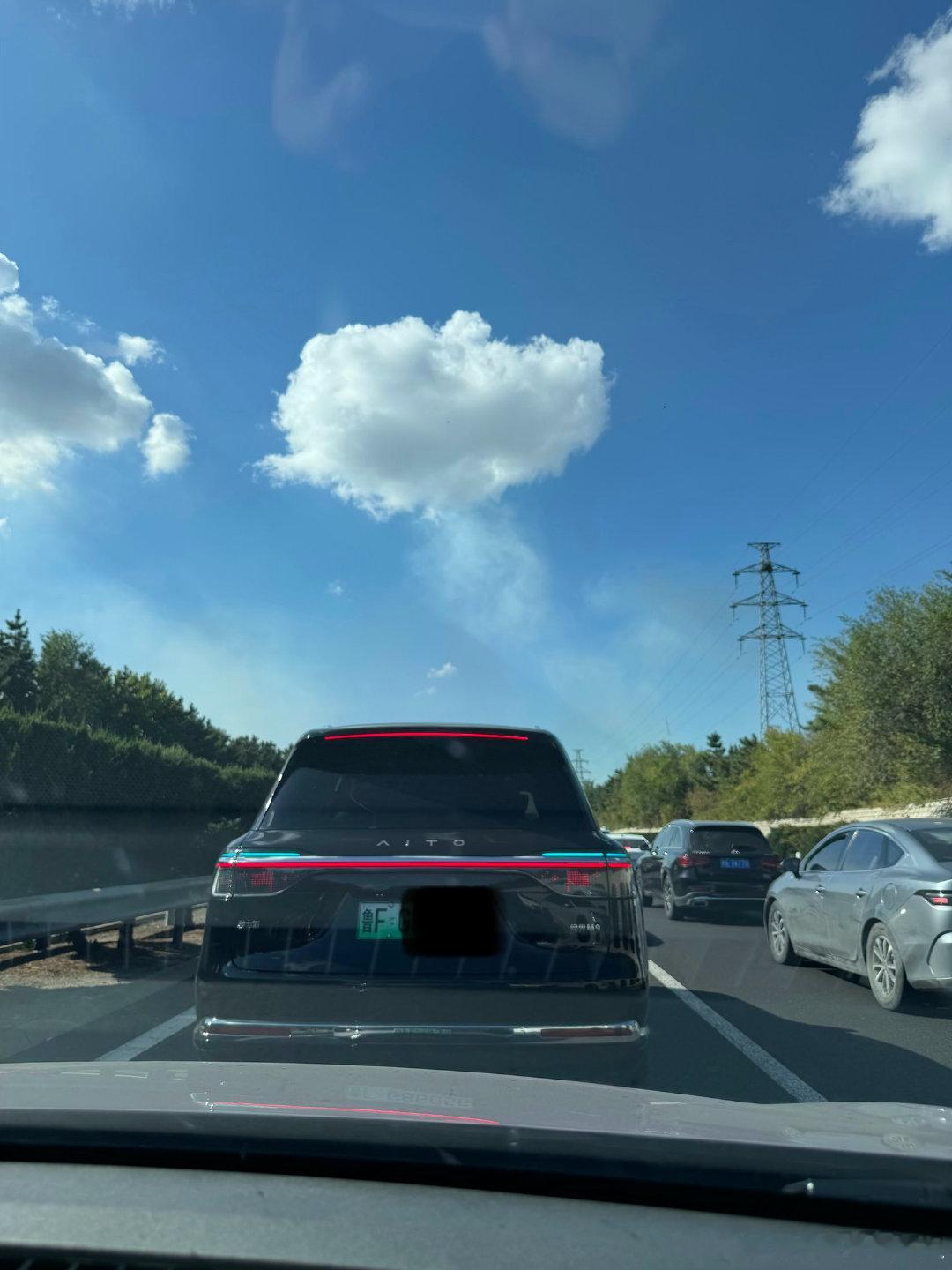 这么好的天气，蓝天白云青山绿水，高速也不咋堵车，心情美美滴。
前车——问界M9，说是豪车可能有争议，可在电车界怎么也算台好车了吧，车主竟然不停从车窗户往外丢垃圾。
一次扔一团卫生纸，一次扔塑料水瓶子……这素质，配不上这台车，不行把车给我吧[doge]，我素质高点。 ​