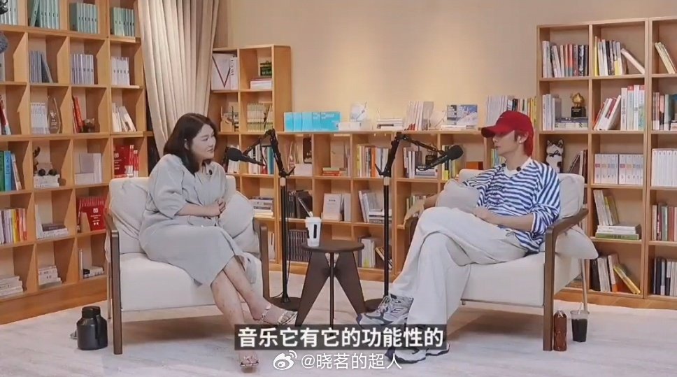 #李荣浩称AI难产出传世歌曲#
听完李荣浩的观点豁然开朗，AI写歌速度顶尖，可经典歌曲是时光的礼物，需要创作者亲身经历淬炼，不是短时间算法生成就能达成。 ​