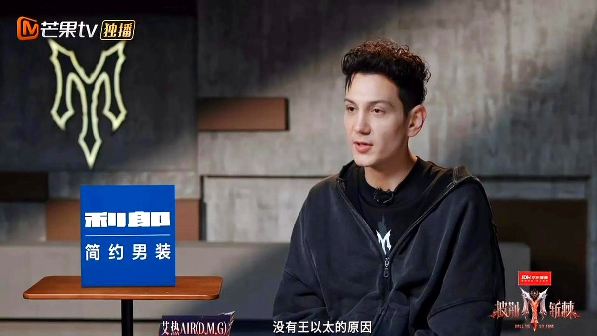 艾热、阿云嘎、张彬彬三个人同台玩击球，结果全员懵圈。

规则没搞明白，大把击球机会白白溜走，三个人在场上直接打了个寂寞。

艾热当场忍不住念叨王以太，说平时搭档，全靠王以太负责动脑子研究规则，自己只管闭眼往前冲，这次身边没人给“划重点”，整个人瞬间露馅。

看来搞组合确实得讲究互补，一个负责战术输出