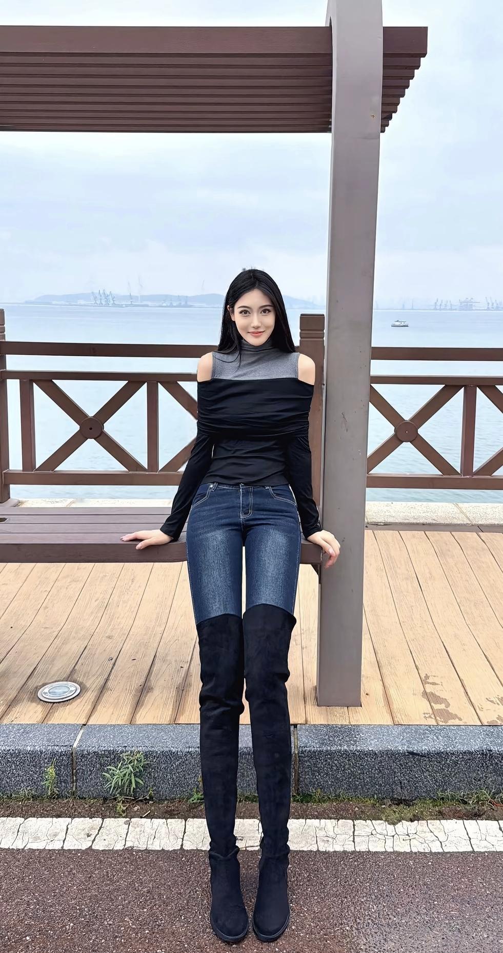 把松弛感吹进穿搭里，露肩上衣藏着小性感，紧身牛仔和过膝靴又添了份酷劲...