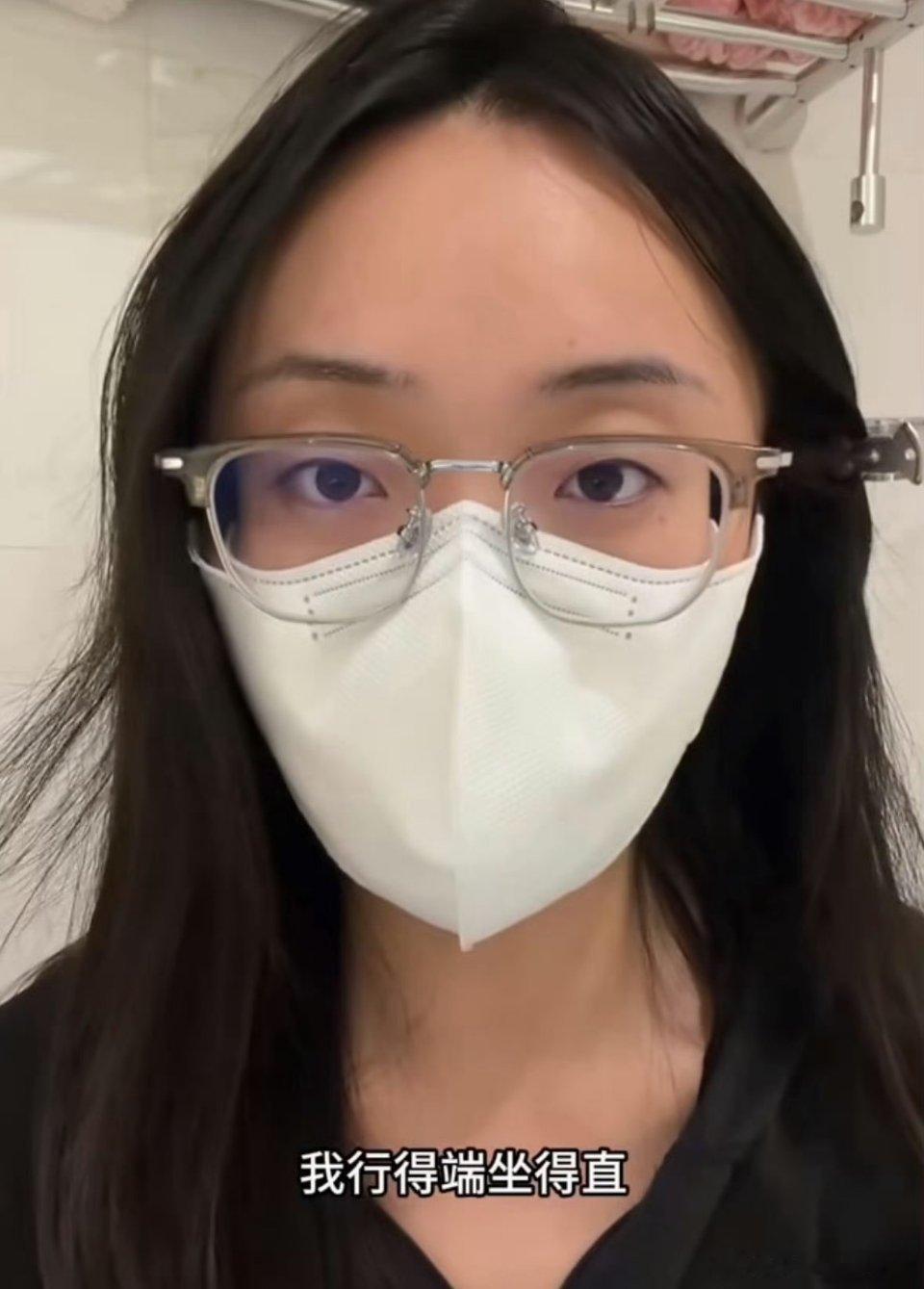 杭州电梯造谣女子王某某刚被行政拘留期满，就于9月21日晚发布长视频再度发声，自称遭遇大规模网暴并坚称“并非栽赃”，被大量网友质疑“就是想接着吃互联网流量这口饭”。  一、发声核心内容- 事件定性：王某