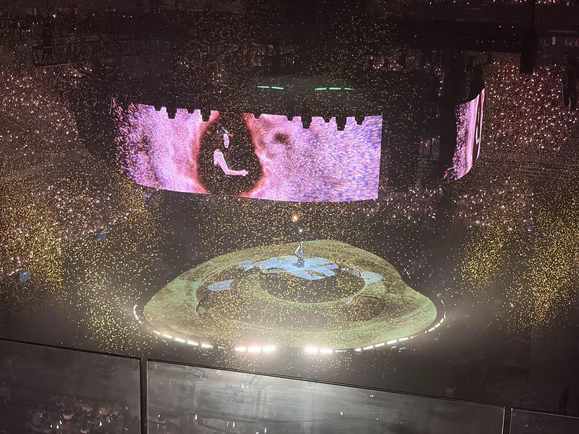 陈粒诸暨演唱会 9.5 又是幸福的一天！！！ 每次看完演唱会戒断好难受🥹粒粒真的很好 三个小时几乎一直在唱 没休息过几次这个世界不能没有演唱会   陈粒 陈粒诸暨演唱会