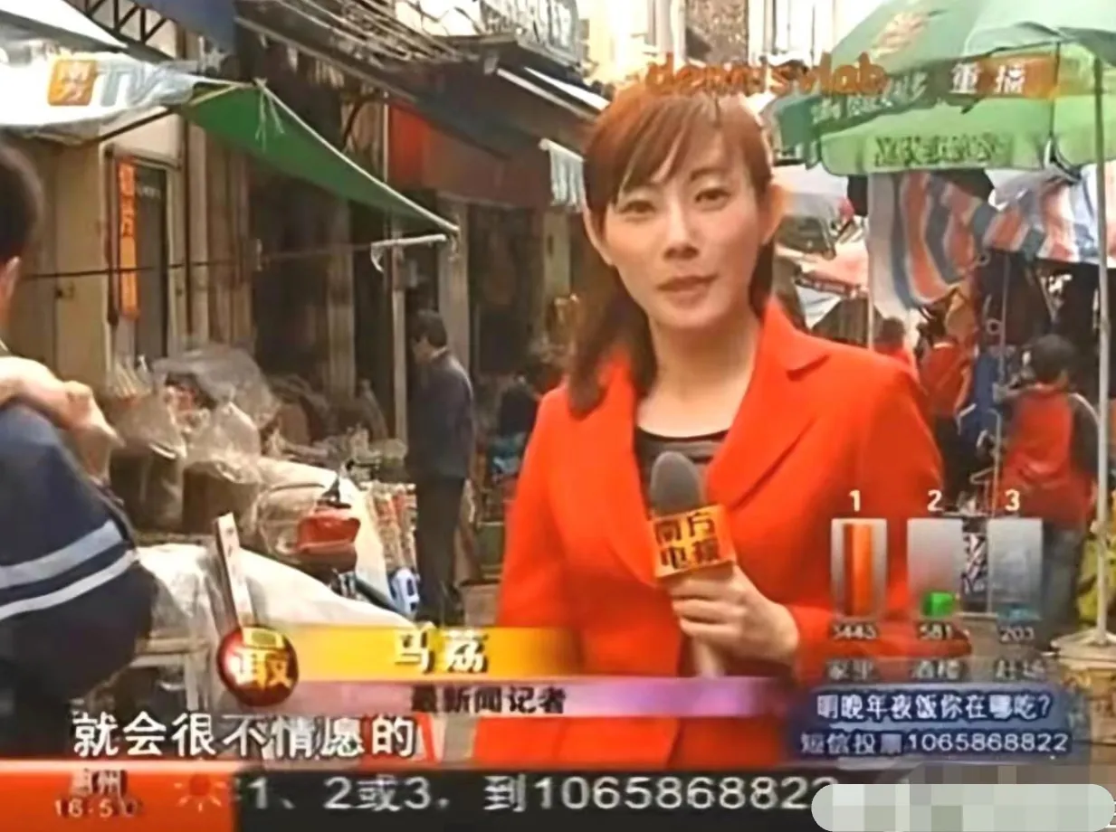 港星雷宇扬小21岁的娇妻马荔，1985年出生，中国传媒大学毕业的高材生，曾是广东电视台记者、主持人，嫁给明星后成为家庭主妇，整的变漂亮了，可谓山鸡变凤凰！如今，雷宇扬去世，她更潇洒
