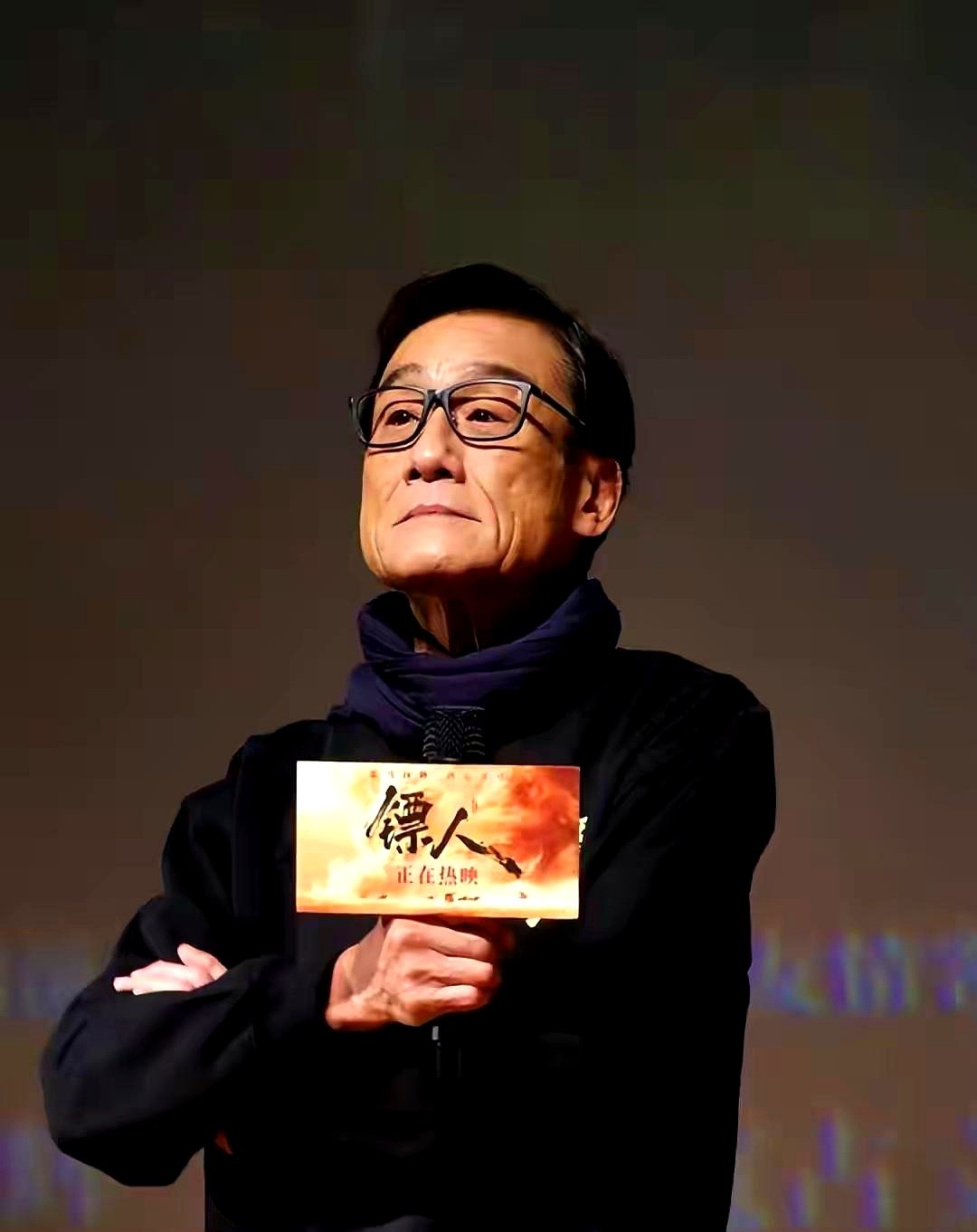 身家百亿却死活不肯退休，近七旬的梁家辉一开口，扯下了多少中老年人的遮羞布。

主持人问他财富自由了怎么还不躺平，他连连摆手直喊还得拼命赚钱。别以为老戏骨是财迷，他吐露真心话：天天窝在家里惹人嫌，出去拍戏反而能换来一家人的清闲太平。

从当年落魄摆地摊到拿影帝，再到杀回片场，他太懂人性的底色。人老了怕