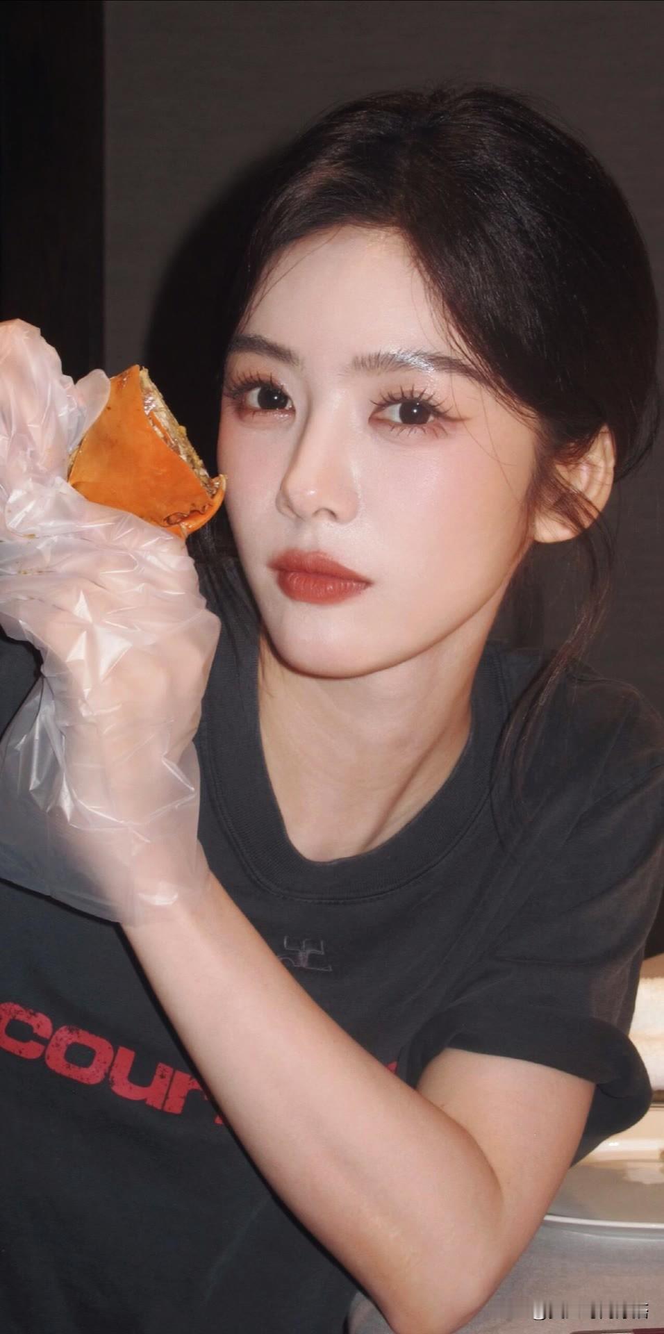 时尚美女，喜欢吗？ . ..