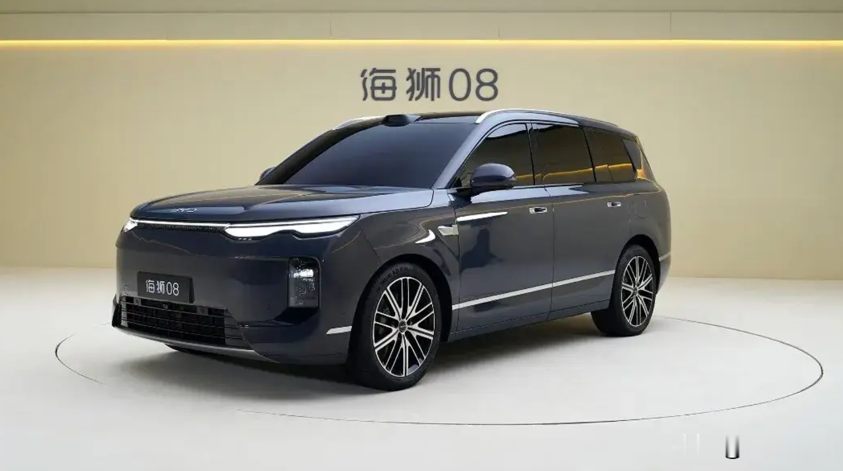 买车不纠结，2026年这样选：
1、美系车——买福特
2、德系车——买大众
3、日系车——买丰田
4、国产车——买比亚迪
王阳新座驾比亚迪海狮08
    海狮08由实力派演员王阳代言，22.99万起售！这真是把中大型SUV的卷到了新高度。
     新车全系标配核心五大亮点，其一底盘操控上，全