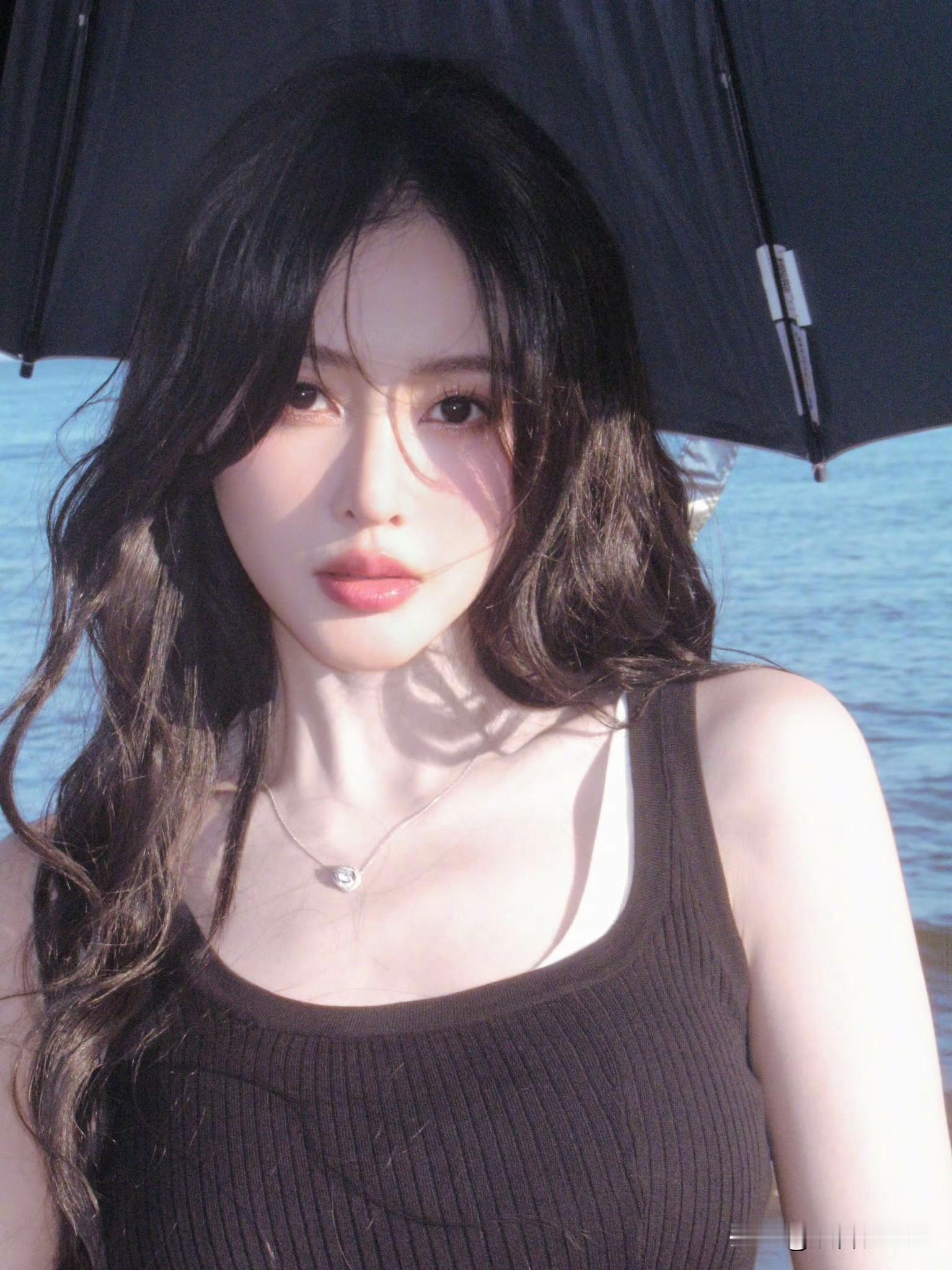 张天爱这次晒出的海边美照简直绝了！她身穿吊带上衣，那好身材一览无余，妥...