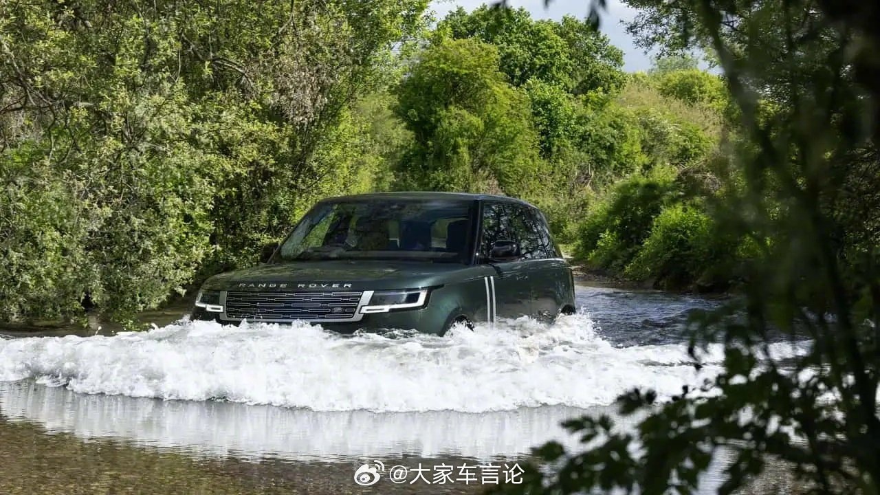路虎揽胜家族首款纯电车型在英国盖顿正式发布，新车延续家族式经典设计，拥有超300项专利。
双电机550Ps/850N·m，0-100km/h加速4.5秒，800V高压架构，配备118.5kWh电池包，10%-80%充电仅需22分钟，WLTP工况续航最高可达600公里。 ​