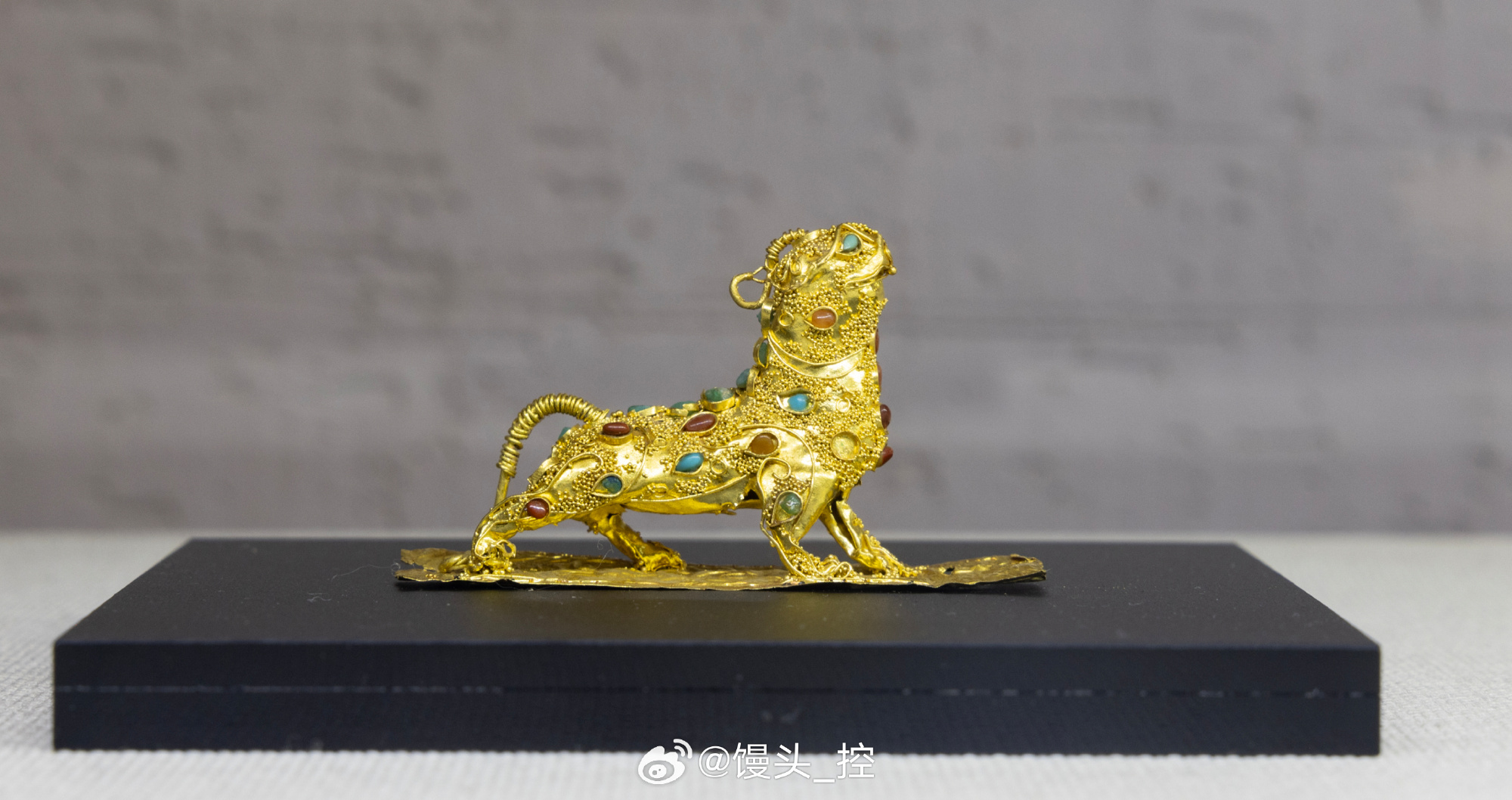 金兽东汉一件通高3.3、长3.7厘米，重9.7克；另一件通高3.1、长...