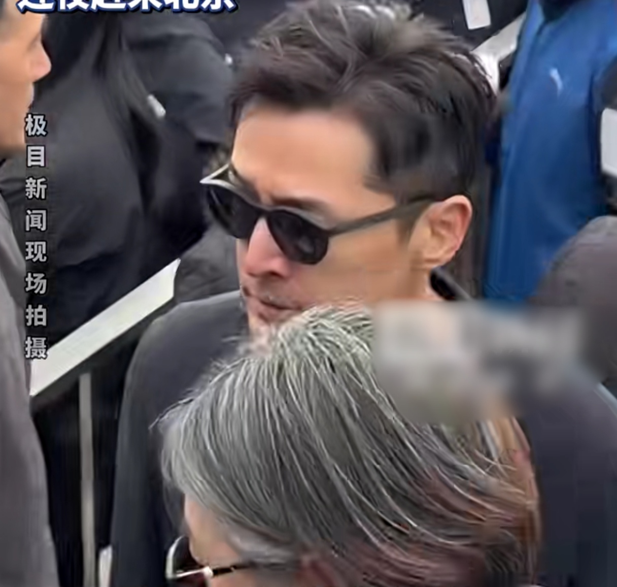 胡歌哭的好伤心！他在八宝山游本昌爷爷的灵堂祭拜，整个人伤心不已，一直难过得抽泣，身体克制不住的微微颤动，手里还拿着纸巾不停的擦洗眼泪鼻涕，甚至连鼻头都擦红了，失态的模样里全是藏不住的不舍。

胡歌和游本昌是忘年之交，别看两人是因为当初拍摄《繁花》结缘，熟络也没几年，但两人的感情却十分的深厚。当初90