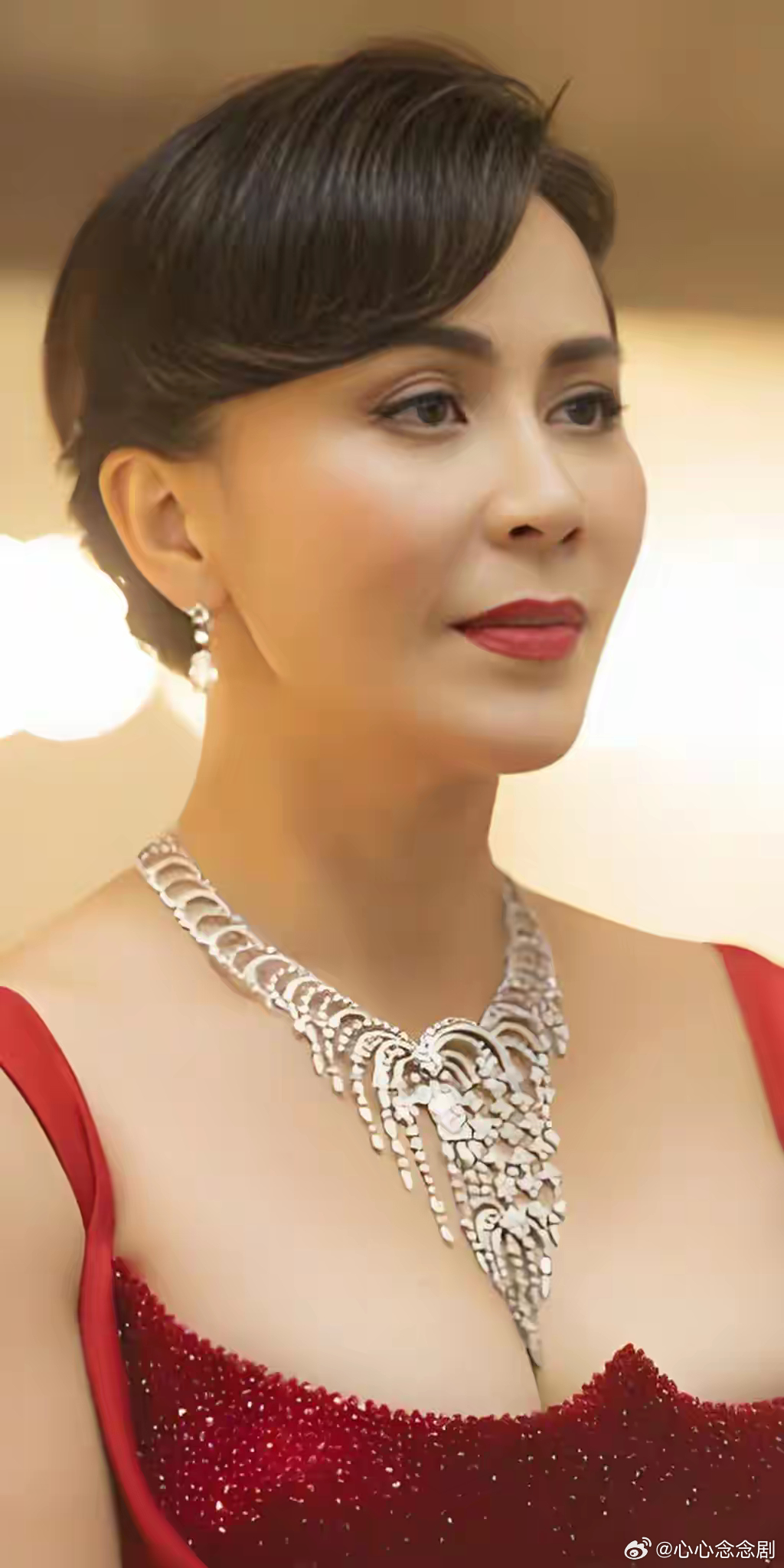 1.杨颖此前谈过《跑男》的飞行嘉宾，姿态也摆得挺低的，结果节目组的态度让她非常不爽，弄得好像是施舍她一样。所以前段时间节目翻车的时候，她暗戳戳买了不少拉踩通稿，节目组知道后特别生气，直接表明不会再邀请她，还把这件事跟台里领导说了。
2.刘嘉玲没有后代，她的财产自然少不了被人觊觎，她认 ​
