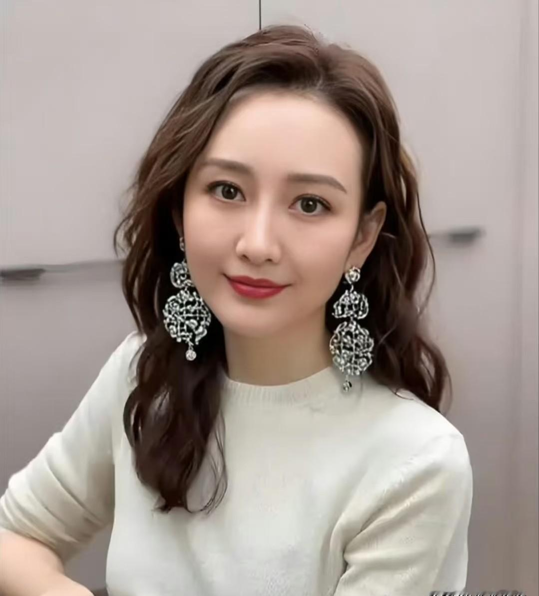前几天看新闻，王鸥官宣自己有了个女儿，整篇说明只说要保护孩子隐私，关于孩子的父亲是谁，她一个字都没提。
不像之前张碧晨生孩子，还要跟男方一起发声明，把前因后果解释一遍。
我就一直在想她那个“不提”。
以前大家好像总觉得生孩子必须得两个人一起出来面对，哪怕不在一起了，也得给大众一个说法。
但王鸥就这么