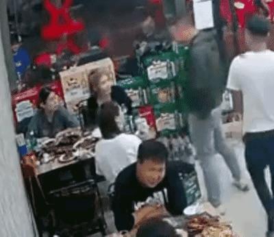 四川宜宾，一家烧烤店老板娘林某，跟刚认识才2天的镇干部杰某，在自家店里厕所发生了关系。这事儿闹得挺大，最后还惊动了公安局。

事情是这样的，6月26号，杰某去林某店里吃饭，结账时加了微信，说是方便订餐。结果俩人聊得火热，第二天晚上，林某在店里跟朋友喝酒，还特意把杰某叫来一起喝。喝到凌晨，林某去厕所，