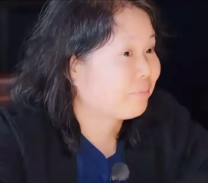 张家齐的妈妈现在后悔了，因为光想着不劳而获，哪怕亲生女儿也会讨厌。 
 
很多人看张家齐和妈妈这段矛盾，注意力都放在钱到底还有多少、金项链到底给没给，可在我看来，这件事真正值得讨论的，其实不是某一笔钱，而是孩子成年之后，父母有没有能力重新调整自己在家庭里的位置。 
 
张家齐很小就进入专业跳水体系，