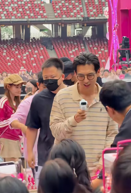 李现去看演唱会打扮也太随意了，网友说这件衣服我爸都不穿
22日晚，汪苏泷北京演唱会在鸟巢开唱，不少网友在前排见到了李现和章若楠，当天李现穿着黄色条纹长袖搭配白色休闲裤，戴着黑框眼镜，全程拿着相机拍摄。被粉丝认出后，李现大方露出笑容，不过网友都调侃，李现穿搭太随意了，这件老头衫完全不适合他，头发估计也
